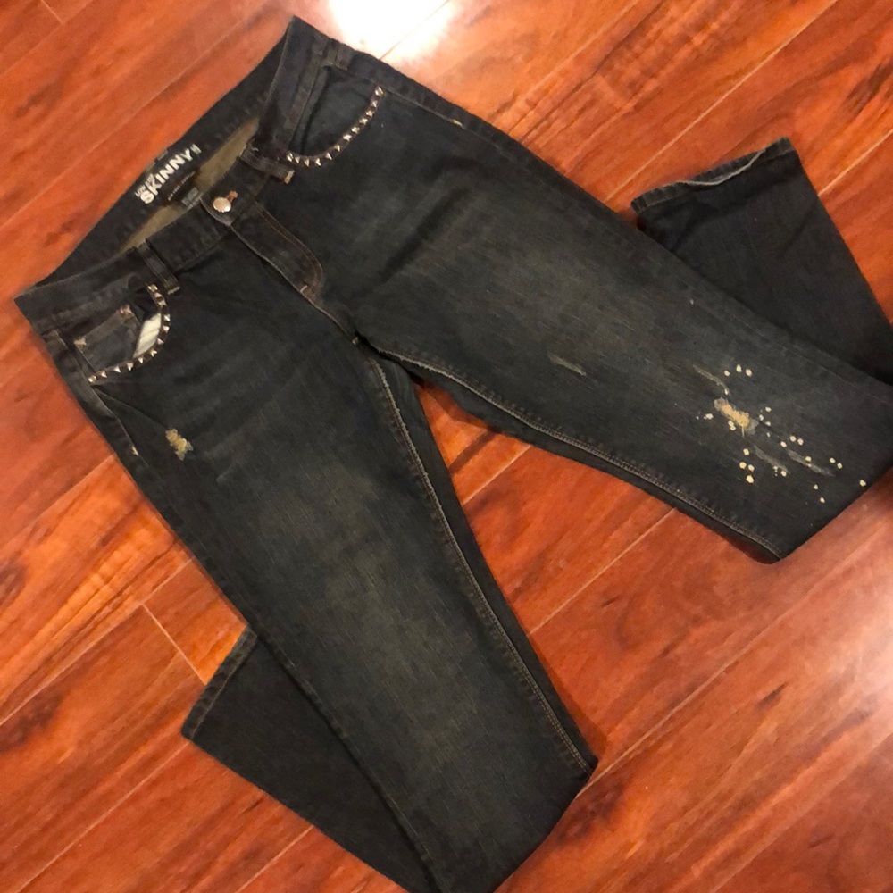 New York & Company Distressed low rise skinny jeans size 6
